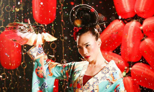 Mỹ Tâm hóa geisha, cởi áo khoe lưng trần khiến fan 'đứng ngồi không yên'