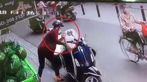 Clip: 'Nữ quái' phá khóa cốp xe Vespa, trộm đồ nhanh như cắt