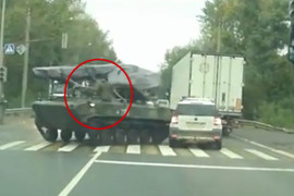 Video: Xe bọc thép Nga bẻ lái quá đà, đâm nát hông ô tô người dân
