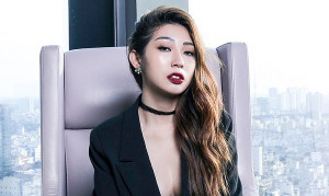 Khổng Tú Quỳnh diện váy áo hờ hững khoe vòng 1 gợi cảm