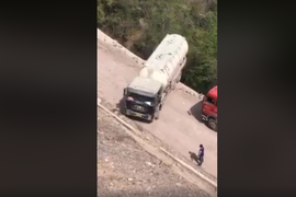Video: Thót tim nhìn xe bồn quay đầu bên mép vực thẳm