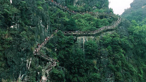 Phong tỏa, cảnh báo khách không đến công trình trái phép 'Tràng An cổ'