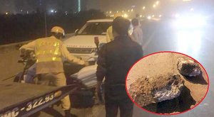 Đâm phải 'trận địa phế thải', ô tô suýt bay từ đường trên cao xuống đất