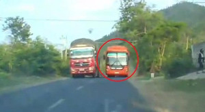 Clip: Xe khách vượt kiểu 'giết người' khi lên dốc, tài xế ô tô con đứng tim