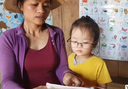 Bé gái 3 tuổi ở Đắk Nông đọc báo vanh vách