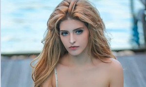 Rộ tin đồn 'đi khách' với người đáng tuổi ông nội, Andrea phản pháo