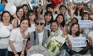 Trở về từ Nhật, Vũ Cát Tường được fan ra vây kín ở sân bay