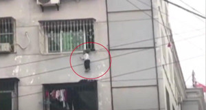 Clip: Kẹt đầu vào 'chuồng cọp' chung cư, bé trai bị treo lơ lửng giữa trời