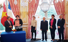 Vietnam Airlines và Air France Industries KLM E&M ký hợp đồng bảo dưỡng động cơ máy bay Boeing 787-9