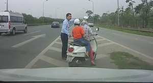 Clip: Phụ nữ đi xe máy lạc vào cao tốc và hành động ấm lòng của tài xế ô tô