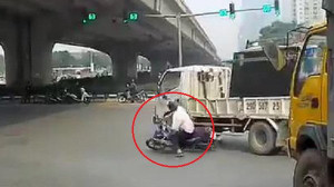 Clip: Xe máy luồn lách suýt lao thẳng vào gầm xe tải