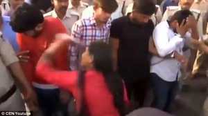 Video: Nhóm 'yêu râu xanh' bị diễu phố, cho phụ nữ đánh túi bụi