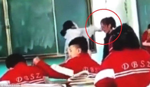 Clip: Cô giáo lăng mạ, tát nữ sinh tới tấp chỉ vì điểm kém