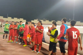 Video: Tuyển Việt Nam vỗ tay cảm ơn người hâm mộ sau trận hòa Jordan