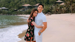 Không còn e dè, Hà Hồ âu yếm ôm chặt Kim Lý trên bãi biển