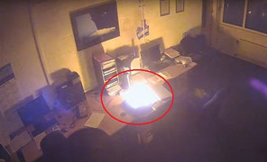 Clip: Laptop sạc qua đêm phát nổ, thiêu rụi cả văn phòng