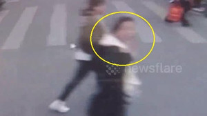 Clip: Được nhường đường, cô gái hôn gió cảm ơn tài xế xe buýt