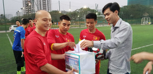 Bác sỹ U23 Việt Nam cùng đồng nghiệp giúp đỡ nữ tuyển thủ gặp khó khăn