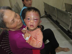 Bé trai 2 tuổi bị cha dượng đánh đập dã man ở Nghệ An: Thông tin mới nhất