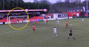 Video: Phát bóng từ sân nhà, thủ môn ghi bàn thắng không tưởng