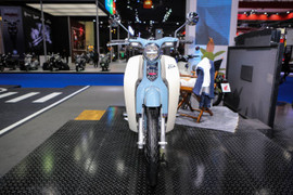 Choáng với Honda Super Cub C125, giá bán 66,1 triệu đồng