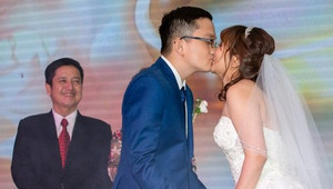 Chí Trung cười mãn nguyện khi chứng kiến con trai hôn vợ trong ngày cưới