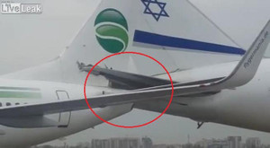 Clip: 2 máy bay chở khách đâm nhau nát đuôi trên đường băng