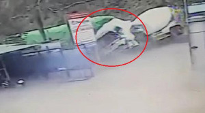 Clip: Xe bồn lao sang làn ngược chiều, tông xe tải thảm khốc ở Hà Giang