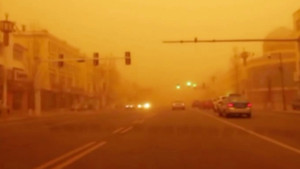 Clip: Bão cát tấn công, Trung Quốc bị nhuộm đỏ như tận thế