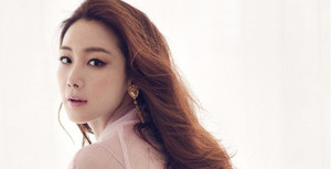 Mỹ nhân 'Nấc thang lên thiên đường' Choi Ji Woo bí mật lấy chồng ở tuổi 43