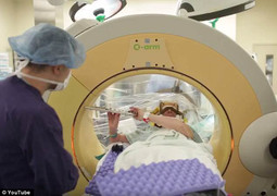 Video: Kinh ngạc người phụ nữ vừa thổi sáo vừa phẫu thuật não