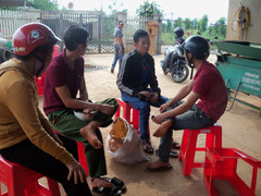 Nghi công ty ký gửi sắp vỡ nợ, người dân kéo đến 'giăng màn' đòi nợ