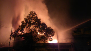 Đang cháy lớn 5 nhà liền kề chứa gỗ ở Hải Phòng