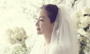 Lộ ảnh cưới hiếm hoi của nữ chính 'Bản tình ca mùa đông' Choi Ji Woo