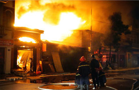 Ảnh: Hiện trường cháy 5 ngôi nhà cạnh cây xăng ở Hải Phòng