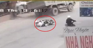 Clip: Tránh 2 cô gái ngã xe máy, xe tải bẻ lái đâm ô tô con rồi lật nhào ở Hải Phòng