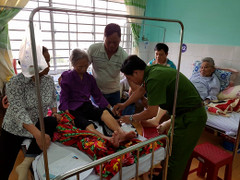 Công an đến tận giường bệnh làm chứng minh nhân dân cho cụ bà 80 tuổi