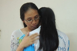 Cô giáo 'im lặng, không giảng bài' ôm học sinh hòa giải