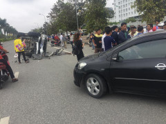 Đâm xe bác sĩ trước cổng bệnh viện ở Nghệ An, ô tô biển xanh lật nhào