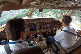 Làm thế nào khi phi công đột tử lúc đang bay?