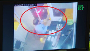 Clip: Tài xế xông vào cabin đánh nhân viên thu phí BOT ở Thái Bình