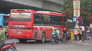 Hà Nội: Xe khách dừng dỗ, bắt khách ngay trước biển cấm đầy thách thức
