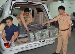 CSGT Quảng Ninh bắt xe biển số Lào chở 100 bánh heroin