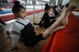 Sàn tập khắc nghiệt của các VĐV thể dục dụng cụ nhí