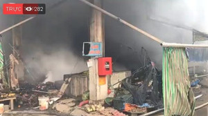 VIDEO Trực tiếp cháy chợ Quang - Hà Nội, huy động 15 xe chữa cháy