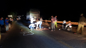 Tông vào xe tải, nam thanh niên chết tại chỗ