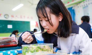 Bé gái ép mình ăn thịt mỡ để cứu bố bị ung thư bạch cầu