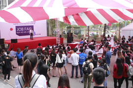 Ảnh: Ngày hội tuyển sinh của ĐH Luật Hà Nội hút hàng nghìn học sinh tham gia