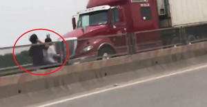 2 cô gái phóng xe máy ngược chiều vun vút trên cao tốc Thăng Long - Nội Bài