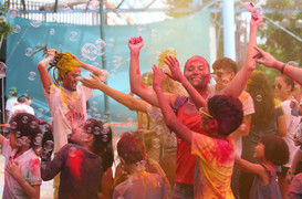 Video: Người lớn, trẻ nhỏ ném bột màu vào nhau để lấy may ở Hà Nội